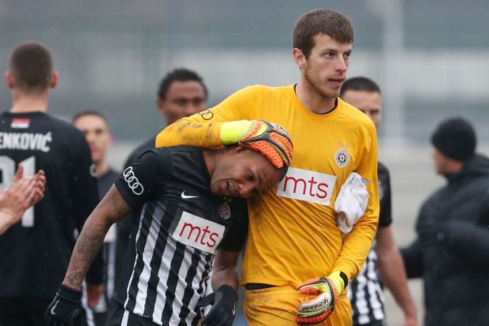 (VIDEO) UŽAS: Fudbaler Partizana plakao zbog rasističkih uvreda. Reakcija igrača Rada je šokantna