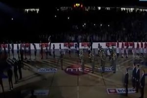 (VIDEO) GRMELO BOŽE PRAVDE: Evo kako su navijači Partizana i Zvezde otpevali himnu Srbije u Čairu