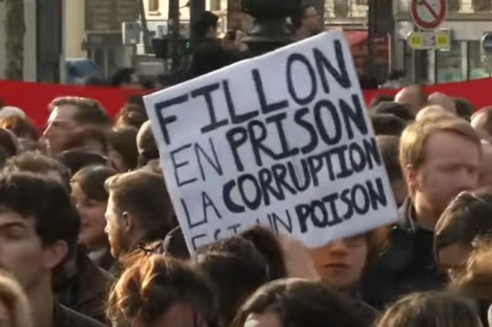 (VIDEO) BESNI FRANCUZI NA ULICAMA: Hiljade ljudi protestuje zbog korupcije