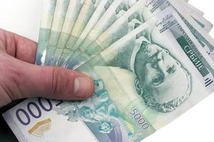 DOMAĆA VALUTA MIRUJE: Evro za vikend 122,82 dinara