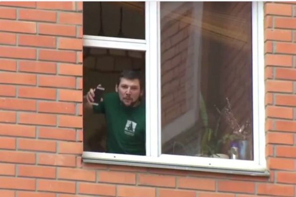 (VIDEO) KRAJ DRAME U MOSKVI: Ludak koji je porodicu držao kao taoce skočio kroz prozor