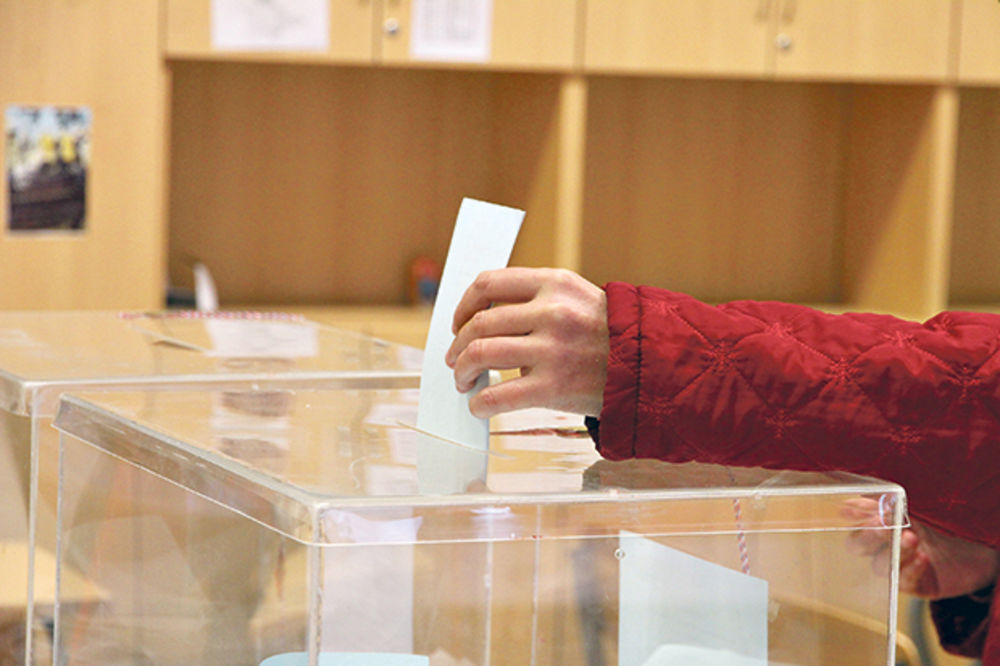 OTVORENO BIRAČKO MESTO U BANJALUCI: Građani predsednika Srbije mogu da biraju u KONZULATU