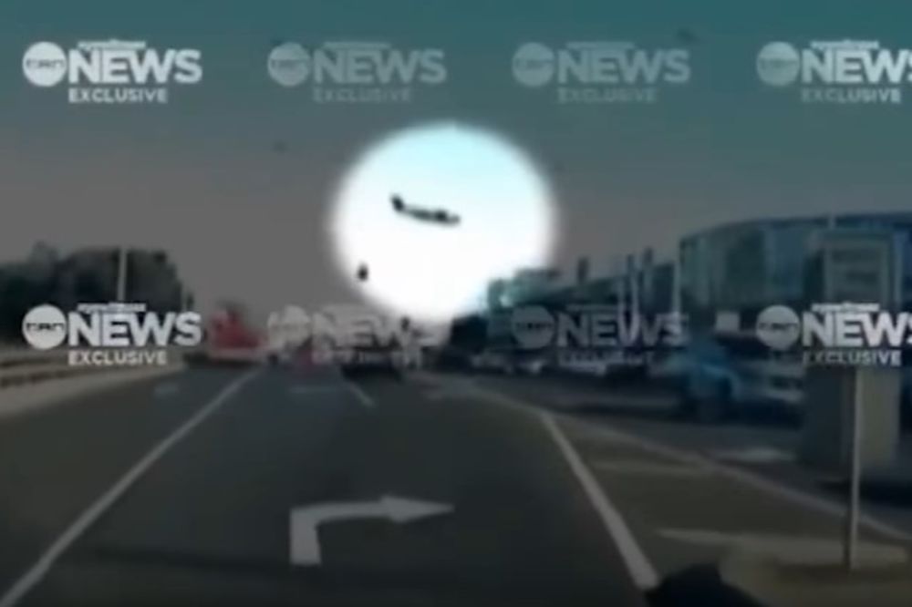 (VIDEO) ZASTRAŠUJUĆE! Ovo je trenutak rušenja aviona na tržni centar u Melburnu
