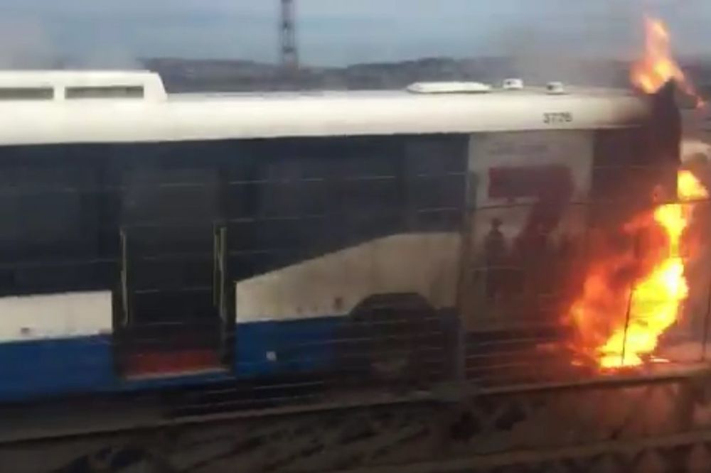 (VIDEO) PRE BI POGINUO NEGO PLATIO KAZNU ZA PREVOZ: Ušao u zapaljen autobus da očita kartu!