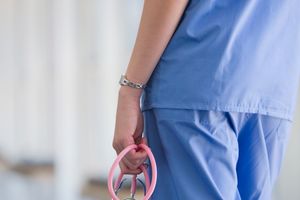 PROKUPLJE: Medicinska sestra koja nije htela da primi bolesnu bebu SUSPENDOVANA