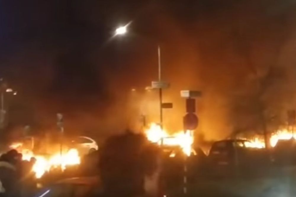 (VIDEO) HAOS U ŠVEDSKOJ! Huligani pale automobile, napadaju policiju i pljačkaju!