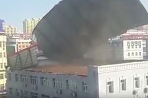 (VIDEO) ODE KROV KAO DA JE PAPIR: Snimak posledice vetra u Kini šokirao sve