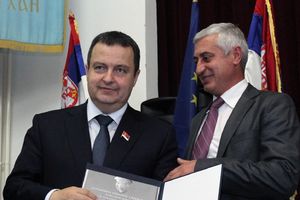 BAHATI DAČIĆEV KADAR: Predsednik najsiromašnije opštine u Srbiji zarađuje više i od Vučića!