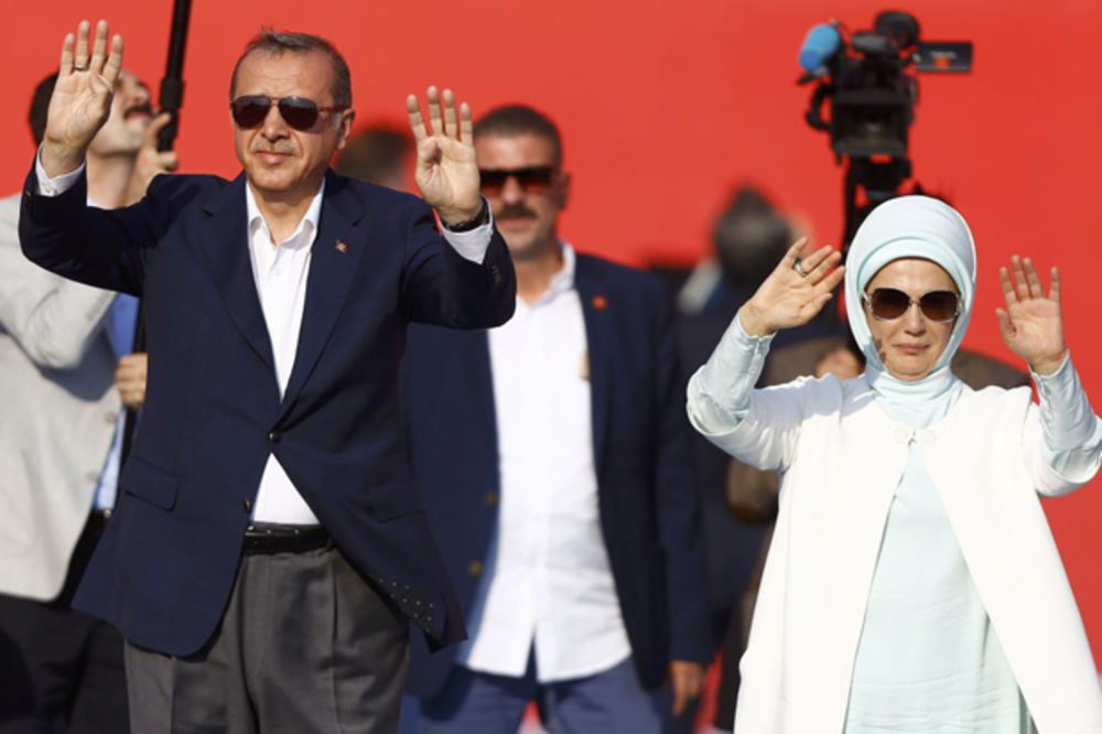 KRAJ ATATURKOVE TURSKE: Erdogan dozvolio hidžab u vojsci, poslednjem bastionu sekularne države
