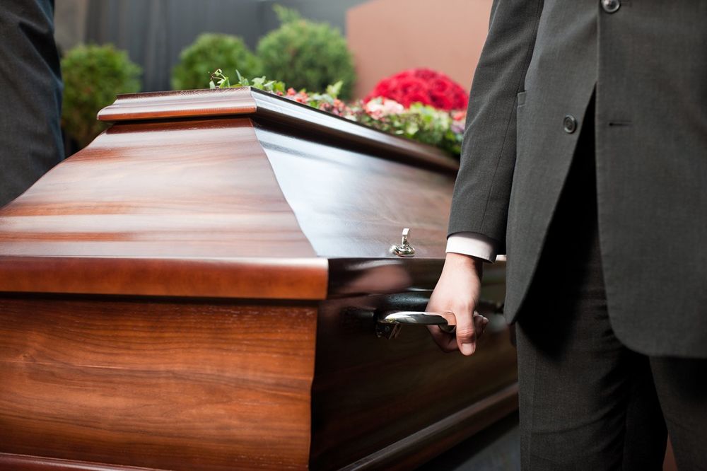 SKANDAL NA GROBLJU U HRVATSKOJ: Pogrebnici odneli pokojnika, ostavili otvoren kovčeg