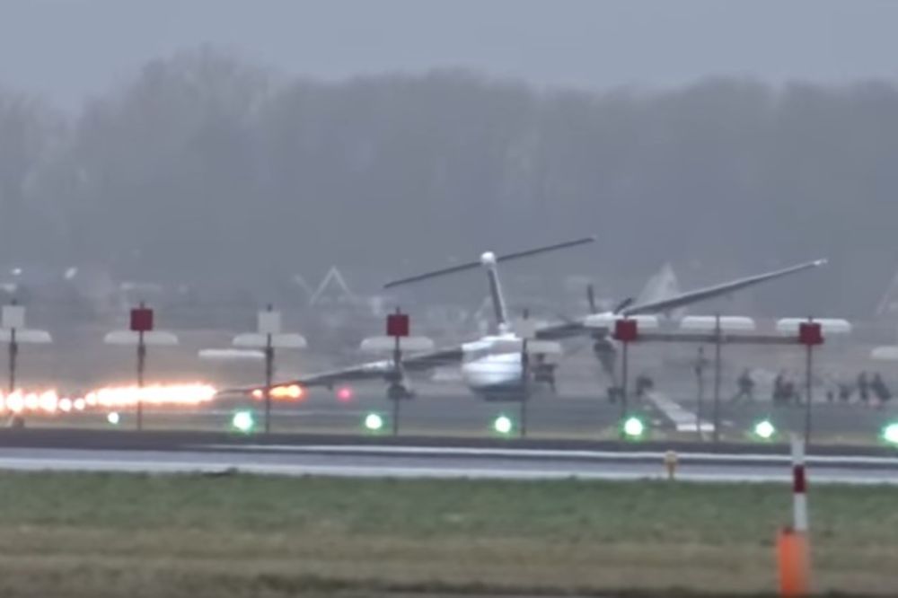 (VIDEO) PANIKA U AMSTERDAMU: Avion izleteo s piste, putnici bežali u strahu od eksplozije