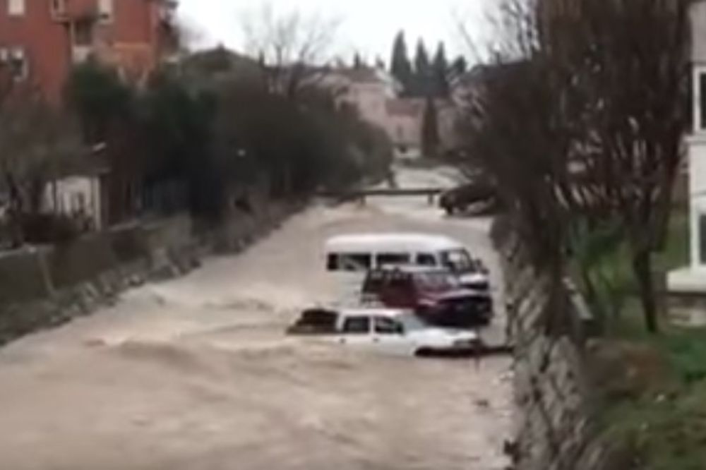 (VIDEO) POTOP U CRNOJ GORI: Omiljeno letovalište pod vodom, građani ZAROBLJENI u kućama