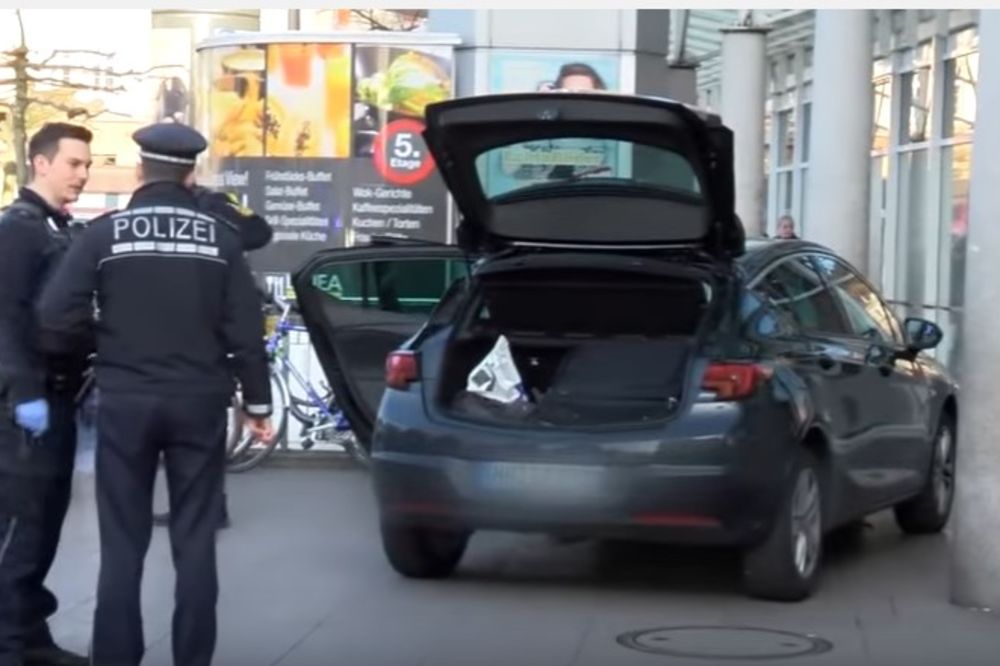 (VIDEO) PSIHIČKI BOLESNIK? Policija otkrila ko je vozač koji je uleteo u pešake u nemačkom gradu