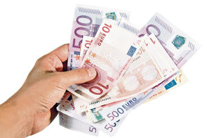 NEZNATNA PROMENA: Za evro danas 124,005 dinara