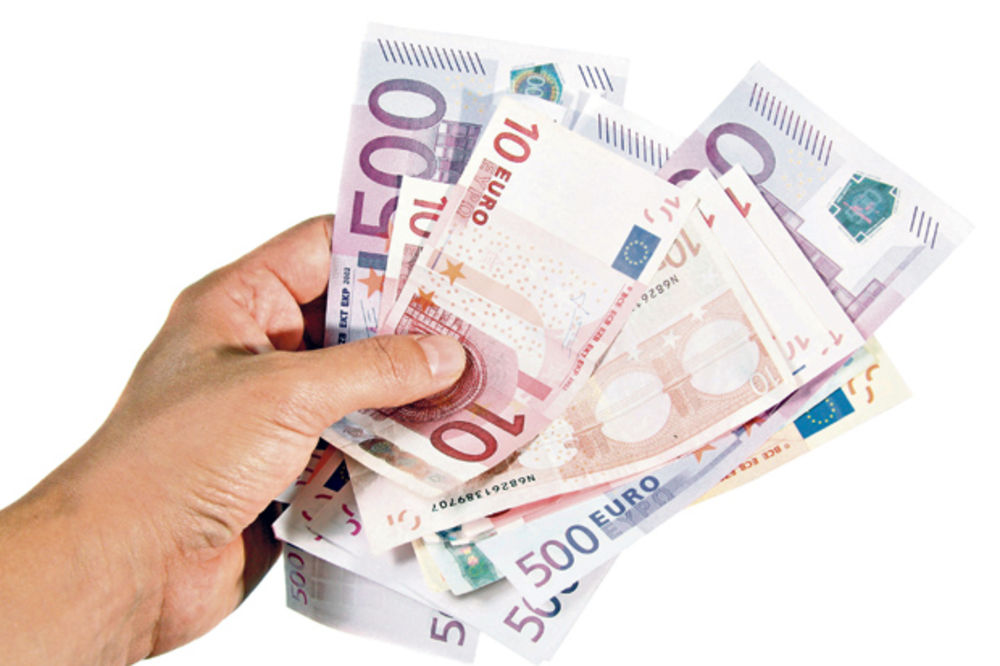 NEZNATNA PROMENA: Za evro danas 124,005 dinara