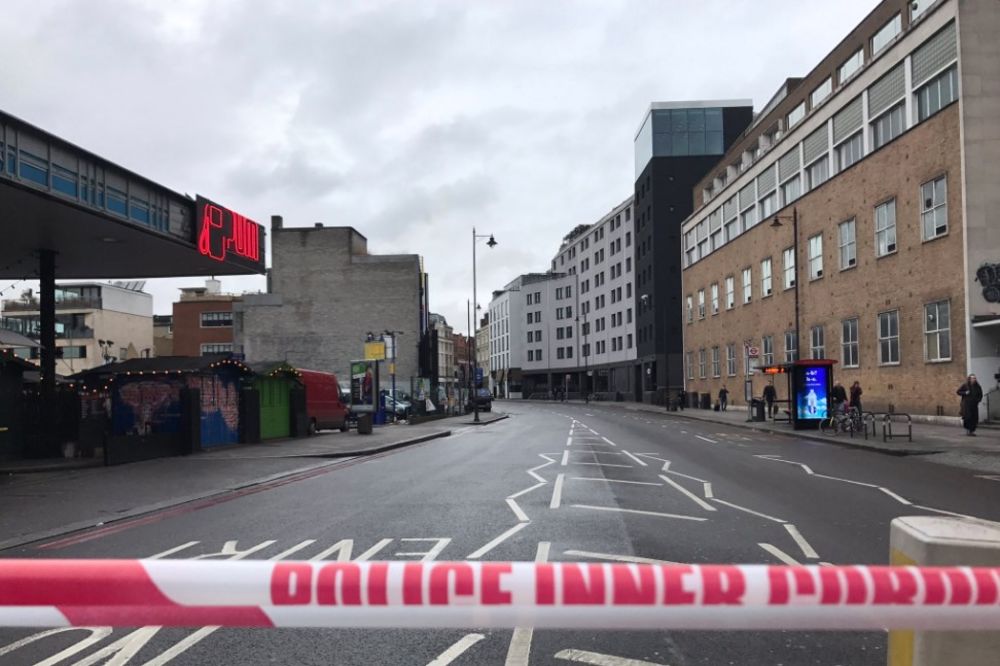 (VIDEO) PANIKA U LONDONU: Masovna evakuacija, nađena bomba u istočnom delu grada!