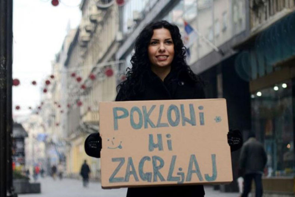 (FOTO) (VIDEO) Tražila sam zagrljaj na ulicama Beograda: Ljudi su čudno reagovali!
