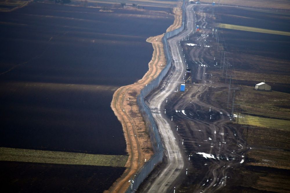 DA SE ZAUSTAVI PRILIV MIGRANATA: Mađarska počela gradnju druge ograde na granici sa Srbijom