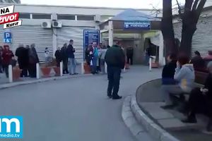 (KURIR TV) NE ZNAM ŠTA MI JE SA SINOM: Porodice u strahu čekaju pred bolnicom u Kragujevcu