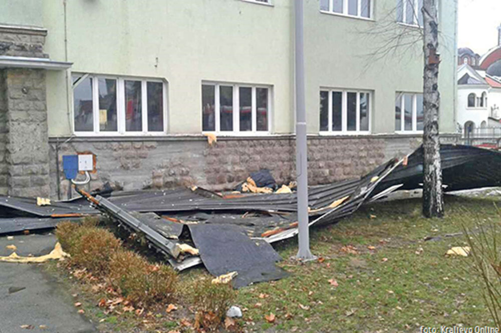 IZBEGNUTA TRAGEDIJA: Pao krov sa škole u kojoj je bilo 350 đaka