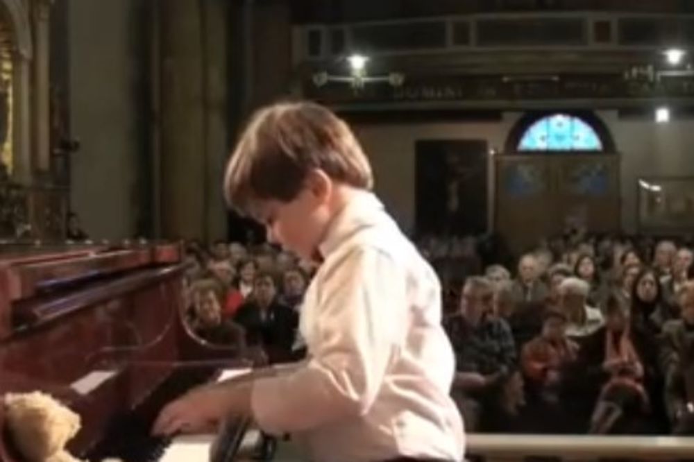 (VIDEO) ČUDO OD DETETA: Seo je za klavir i počeo da svira Betovena. Cela sala je ostala BEZ REČI!