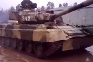 (VIDEO) POGLEDAJTE RUSKU FORMULU 1 NA GUSENICAMA: Putinov super brzi tenk niko ne može da stigne!