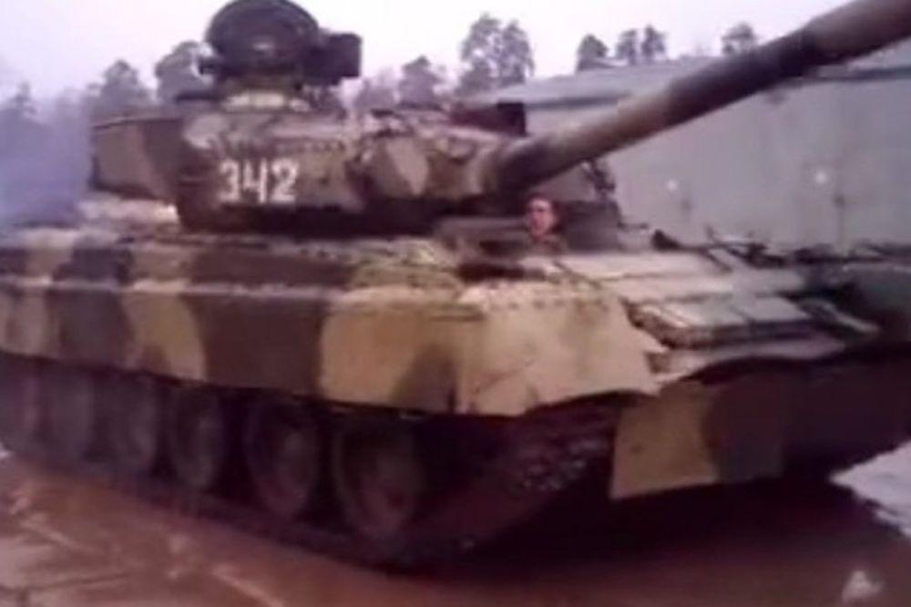 (VIDEO) POGLEDAJTE RUSKU FORMULU 1 NA GUSENICAMA: Putinov super brzi tenk niko ne može da stigne!