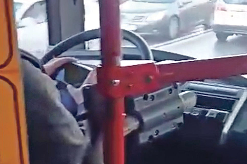 (VIDEO) SKANDALOZNA VOŽNJA: Vozač GSP juri pokemone dok vozi putnike!