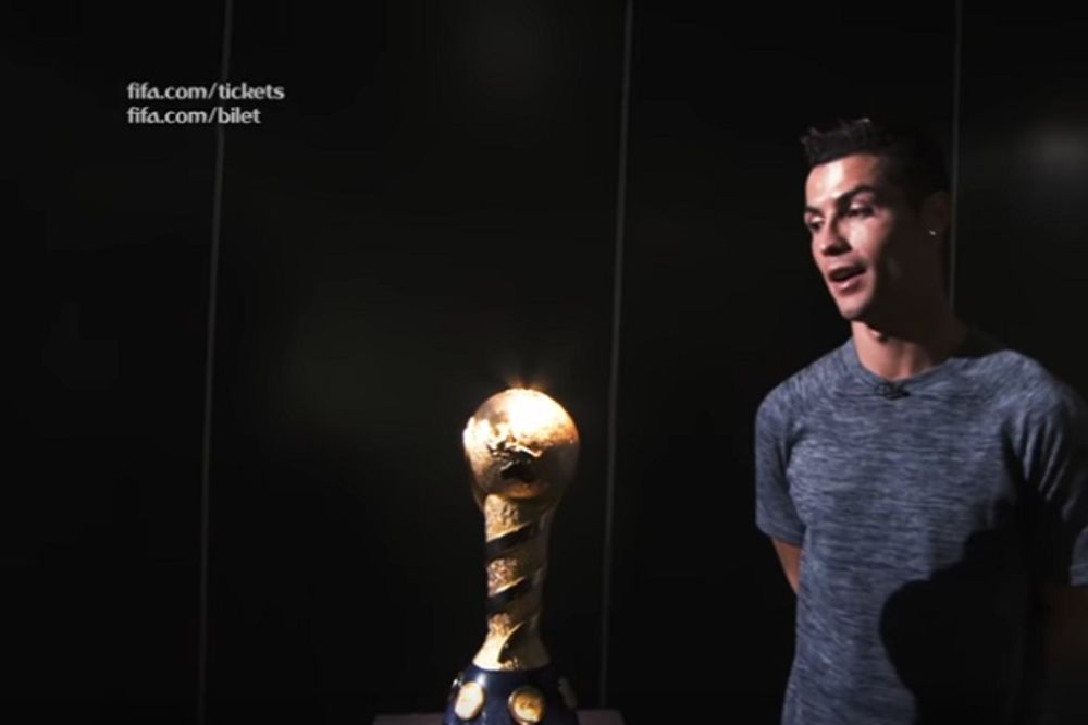(VIDEO) SUJEVERNI KRISTIJANO: Ronaldo fasciniran peharom, ali ne sme da ga pipne. Evo zašto