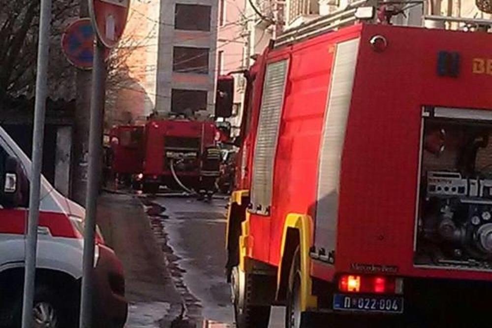 UKRASNE SIJALICE NAPRAVILE HAOS: Zapalila se jelka, deca i vatrogasci sprečili tragediju