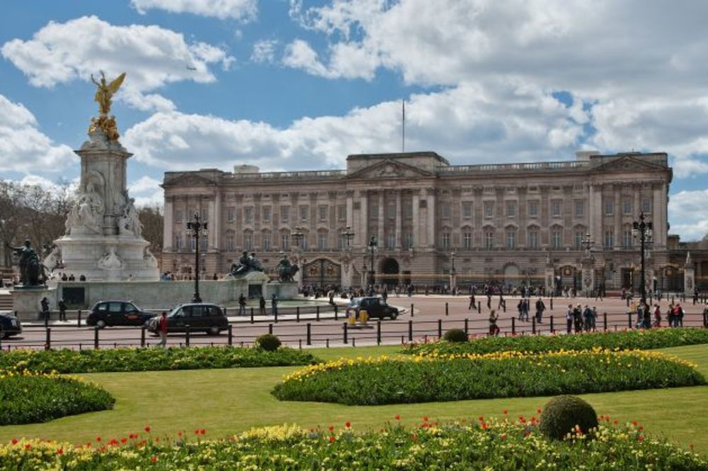 (VIDEO) NOVI ŠOK U BRITANIJI: Policija zadržala muškarca ispred rezidencije kraljice Elizabete II