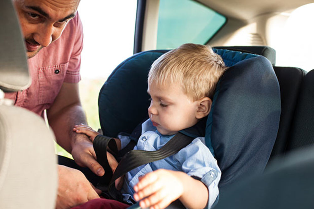 NIKAD NEMOJ DA IZAZIVAŠ SUDBINU: Tek svako četvrto dete bezbedno u automobilu