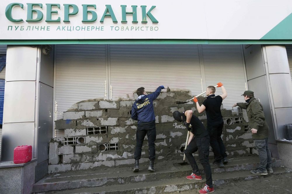 PRVO IH RUINIRALI, SAD IH BLOKIRALI: Ukrajina uvela sankcije ruskim bankama