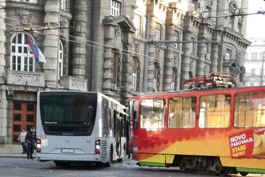 VIDEO TEŽAK UDES NA UGLU NEMANJINE I KNEZA MILOŠA: Sudarili se tramvaj i autobus, dvoje na REANIMACI
