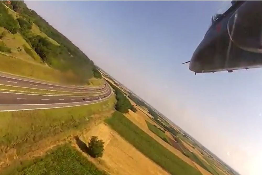 (VIDEO) OVO JOŠ NISTE VIDELI: Ovako izgleda supergalebov niski let iznad auto-puta