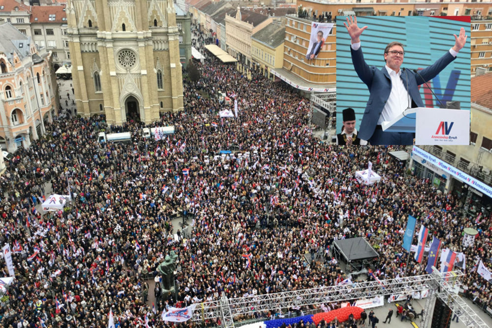 (KURIR TV) VUČIĆ NA MITINGU U NS PRED VIŠE OD 30.000 LJUDI: Videćemo 2. aprila koga Srbija voli