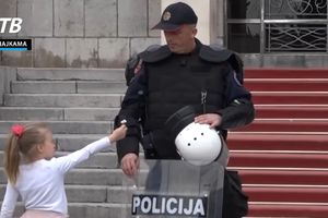 (VIDEO) DEVOJČICA PONUDILA CVET CRNOGORSKOM POLICAJCU: Zbog njegove reakcije se rasplakala i pobegla