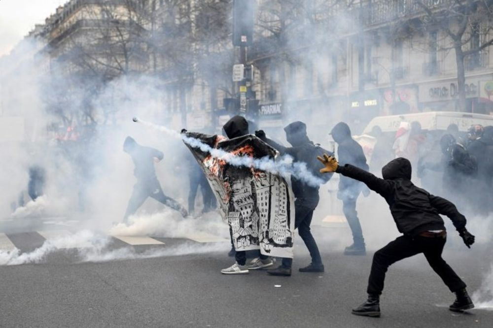 (VIDEO) PROTESTI U PARIZU IZMAKLI KONTROLI: Demonstranti sa fantomkama gađali žandarme PROJEKTILIMA!