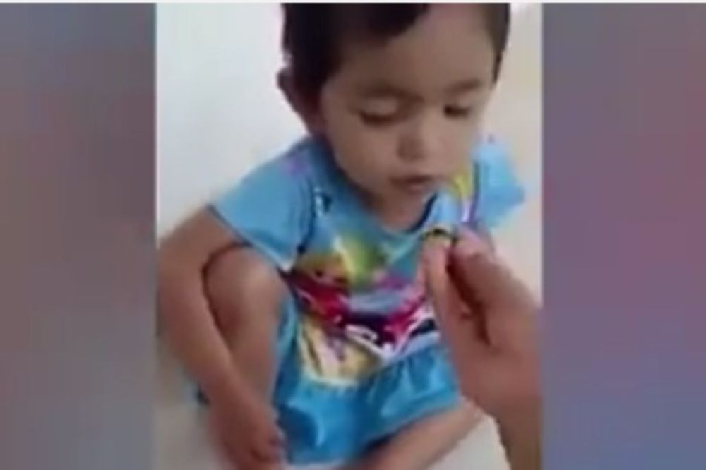 (UZNEMIRAVAJUĆI VIDEO) MAJKA HRANILA DETE ŽIVIM CRVIMA: Devojčica nije imala pojma ni šta jede