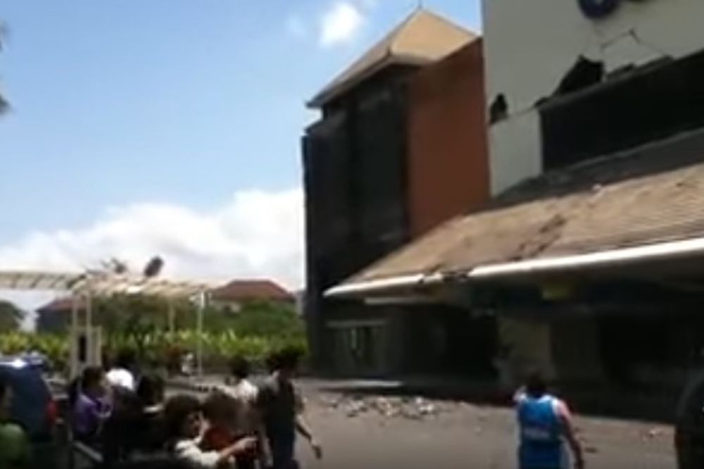 (VIDEO) PANIKA MEĐU TURISTIMA: Jak zemljotres pogodio Bali, ljudi bežali iz kuća i hotela