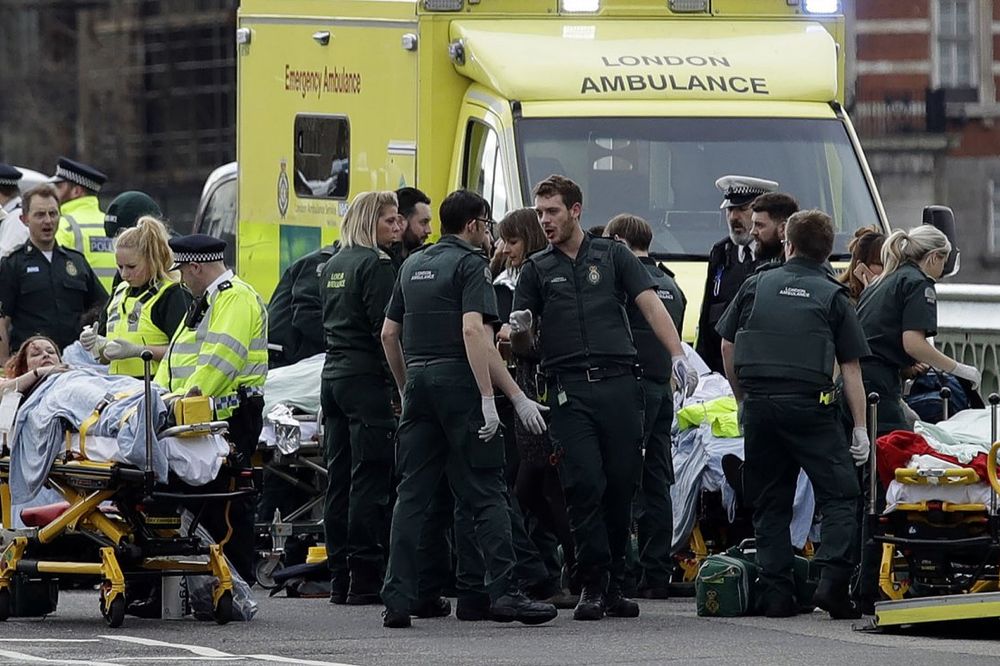 (VIDEO) PUCNJAVA ISPRED BRITANSKOG PARLAMENTA Policija upucala teroristu, još 4 mrtvih i 40 ranjenih