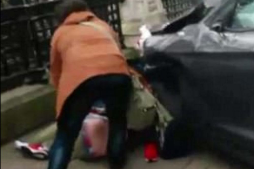 (VIDEO) JEZIVI SNIMAK MASAKRA U LONDONU: Ljudi ostali pod točkovima automobila teroriste!