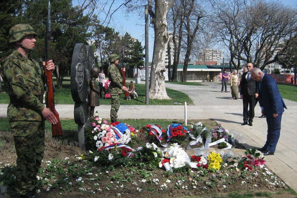 GODIŠNJICA NATO BOMBARDOVANJA: Vesić položio venac na spomenik Milici Rakić