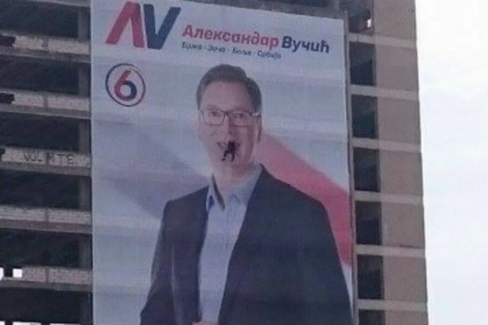 (FOTO) NOVI SAD: Alpinista popravljao Vučićev plakat