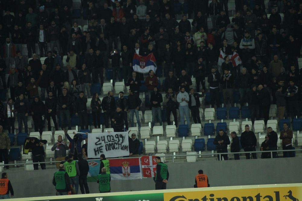 (FOTO) DA SE NE ZABORAVI: Parola na Dinamo stadionu u znak sećanja na žrtve NATO bombardovanja!