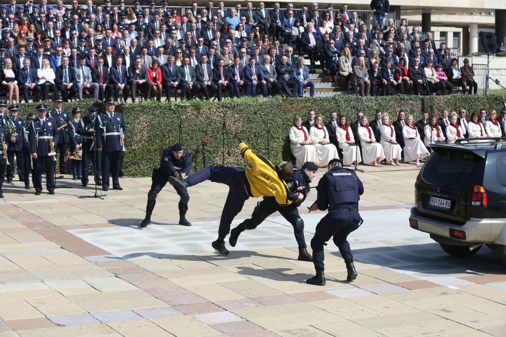 (FOTO) DEFILE SRPSKE POLICIJE U SLIKAMA: 1.000 policajaca pokazalo šta ume