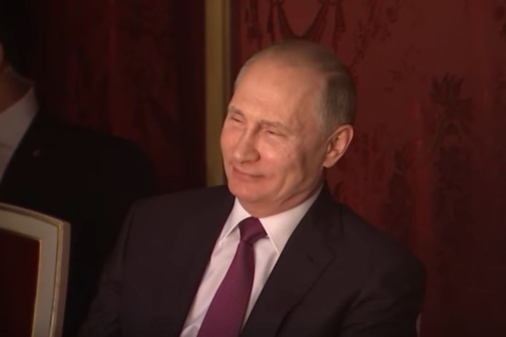 (VIDEO) PUTIN STIŽE I U POZORIŠTE: Ruski predsednik uživao u čuvenoj komediji