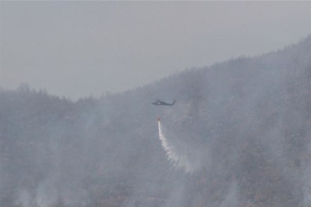 BESNI POŽAR IZNAD ZVEČANA: Stihiju gase i helikopteri Kfora