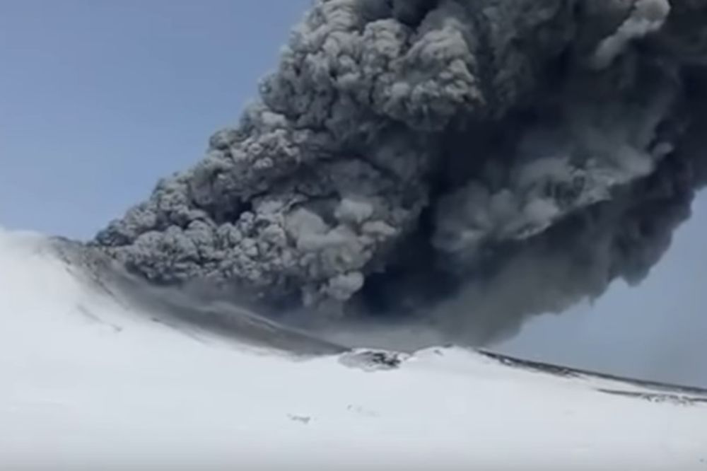 (VIDEO) RUSKI DIV SE PROBUDIO! Spektakularna erupcija vuklana na Kamčatki prvi put posle 250 godina