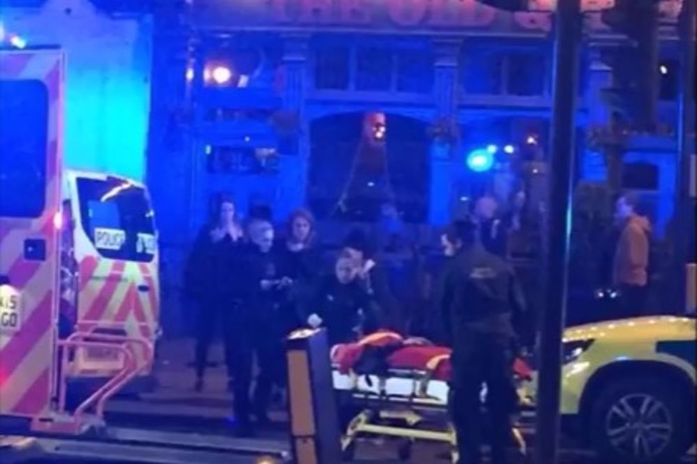 (VIDEO) OPET DRAMA U LONDONU! Naoružani tinejdžeri uleteli kolima u pešake, 3 osobe povređene